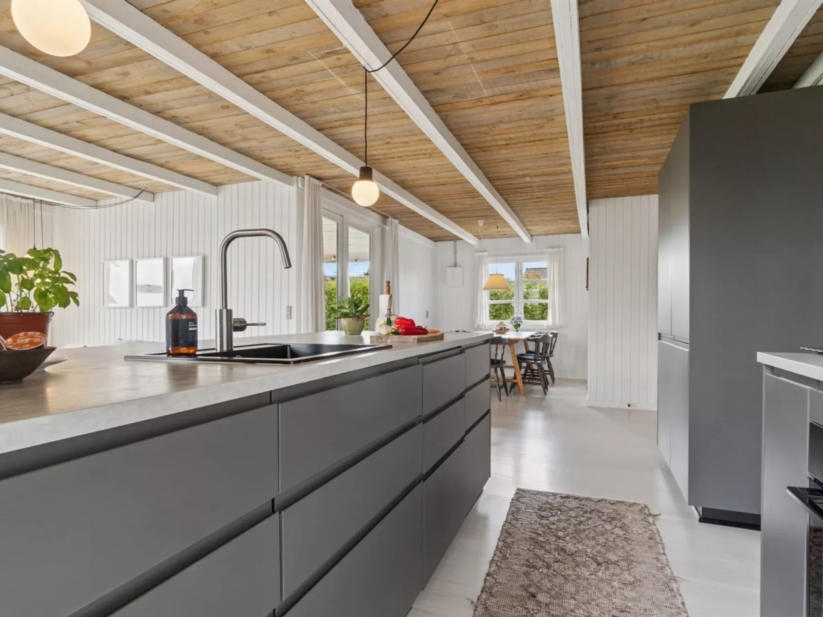 "Bjarni" - 180m from the sea - Inside