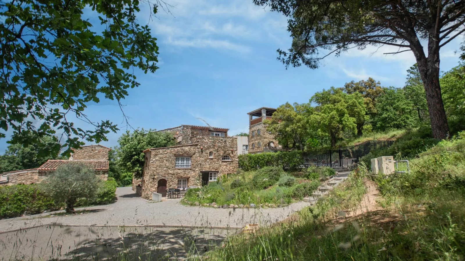Les Roches du Sud - Garten Sommer