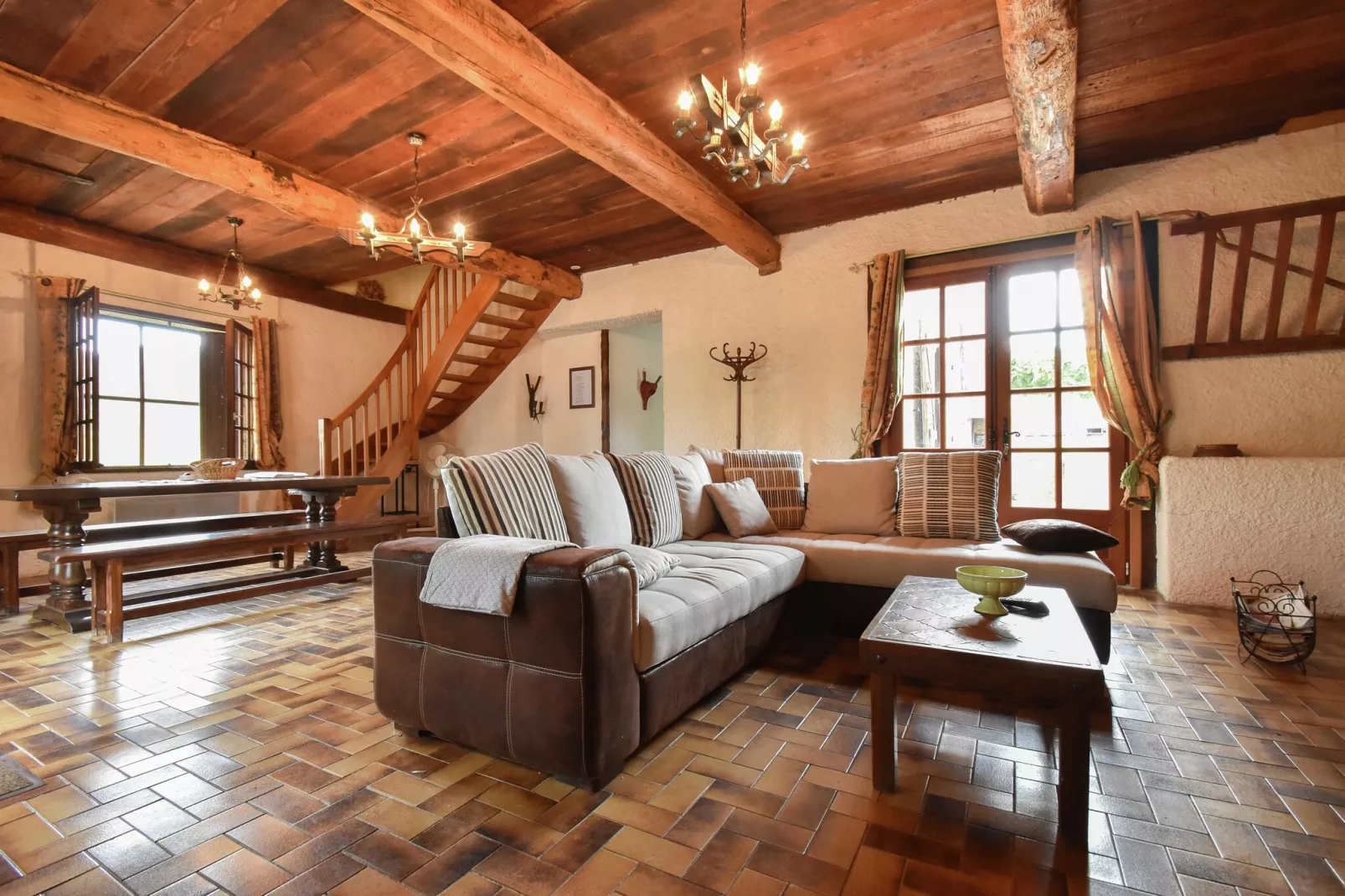 VILLA - FELINES MINERVOIS-Salle à manger