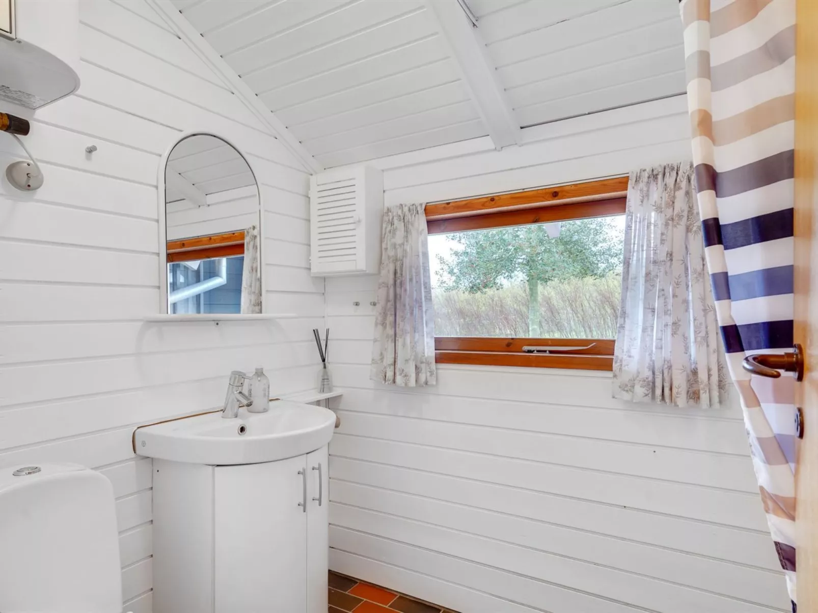 "Flicka" - 275m from the sea-Drinnen