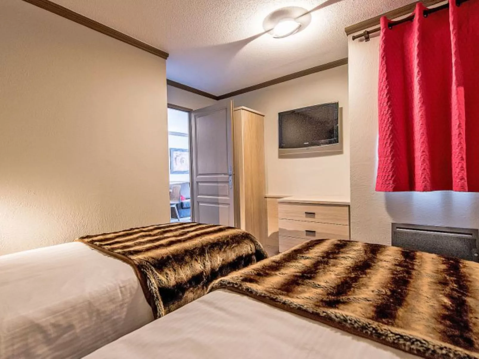 Village Montana-Inside