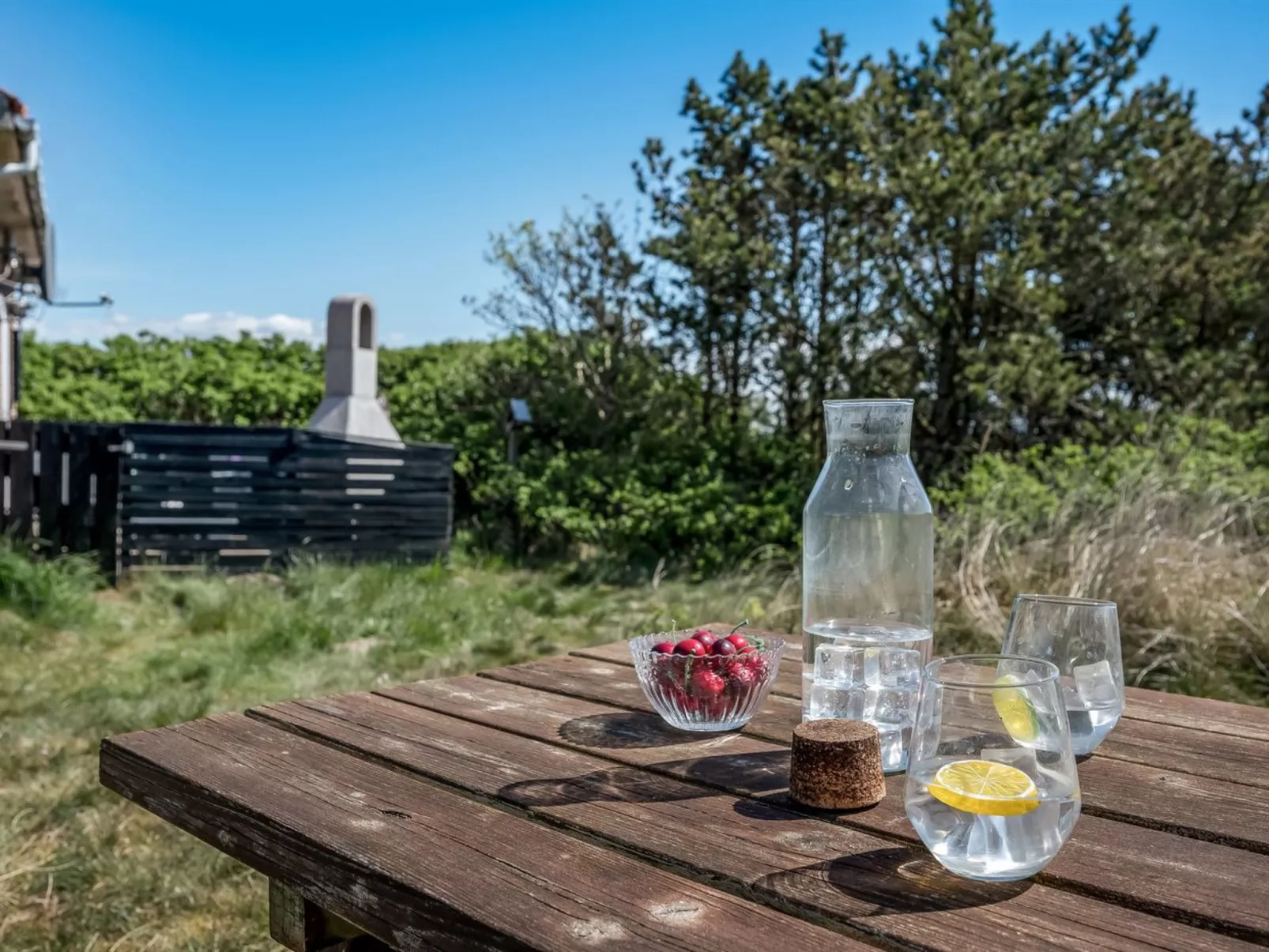 "Vappu" - 400m to the fjord-Outside