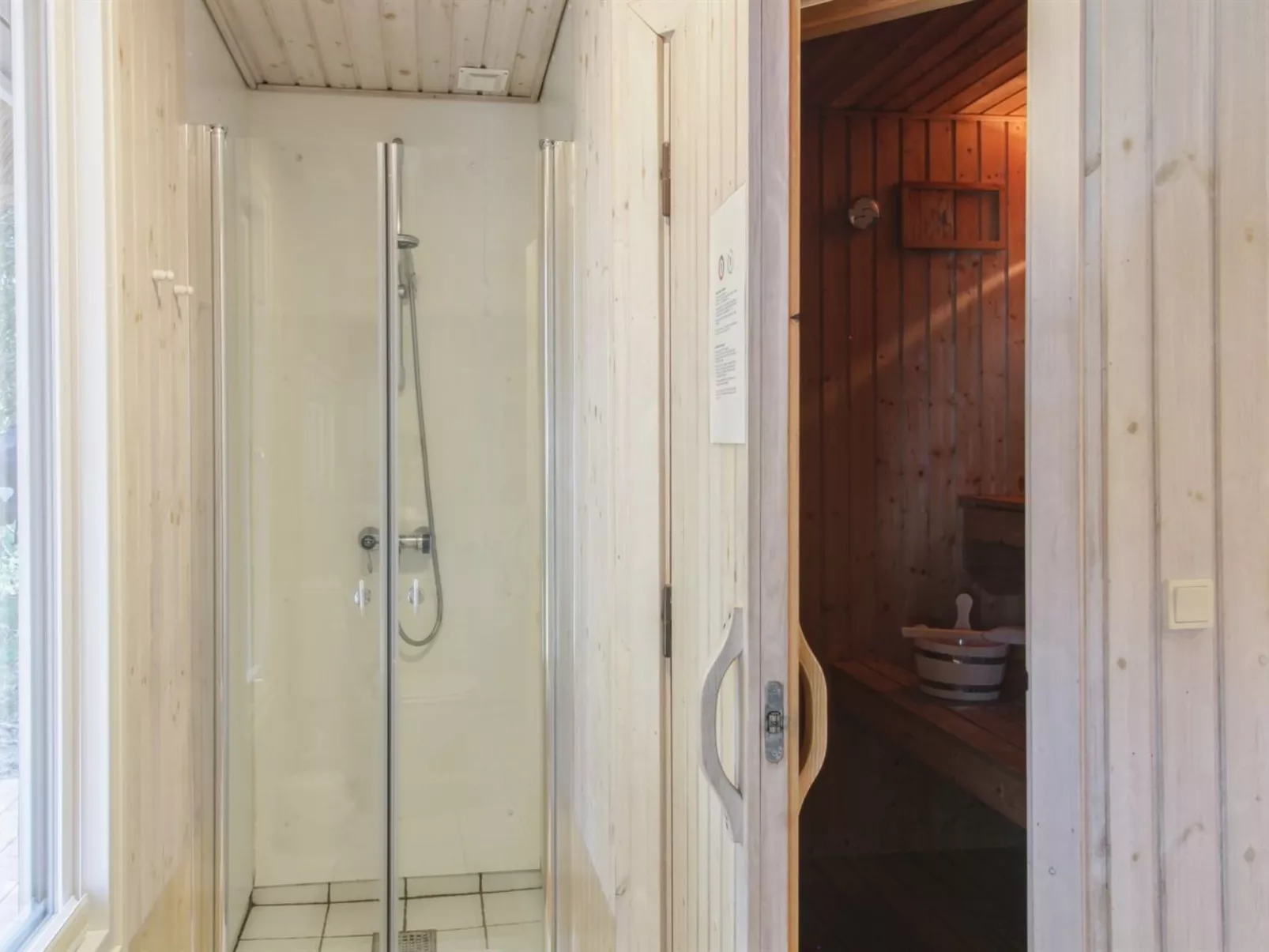 "Karri" - 1.1km from the sea-Dedans