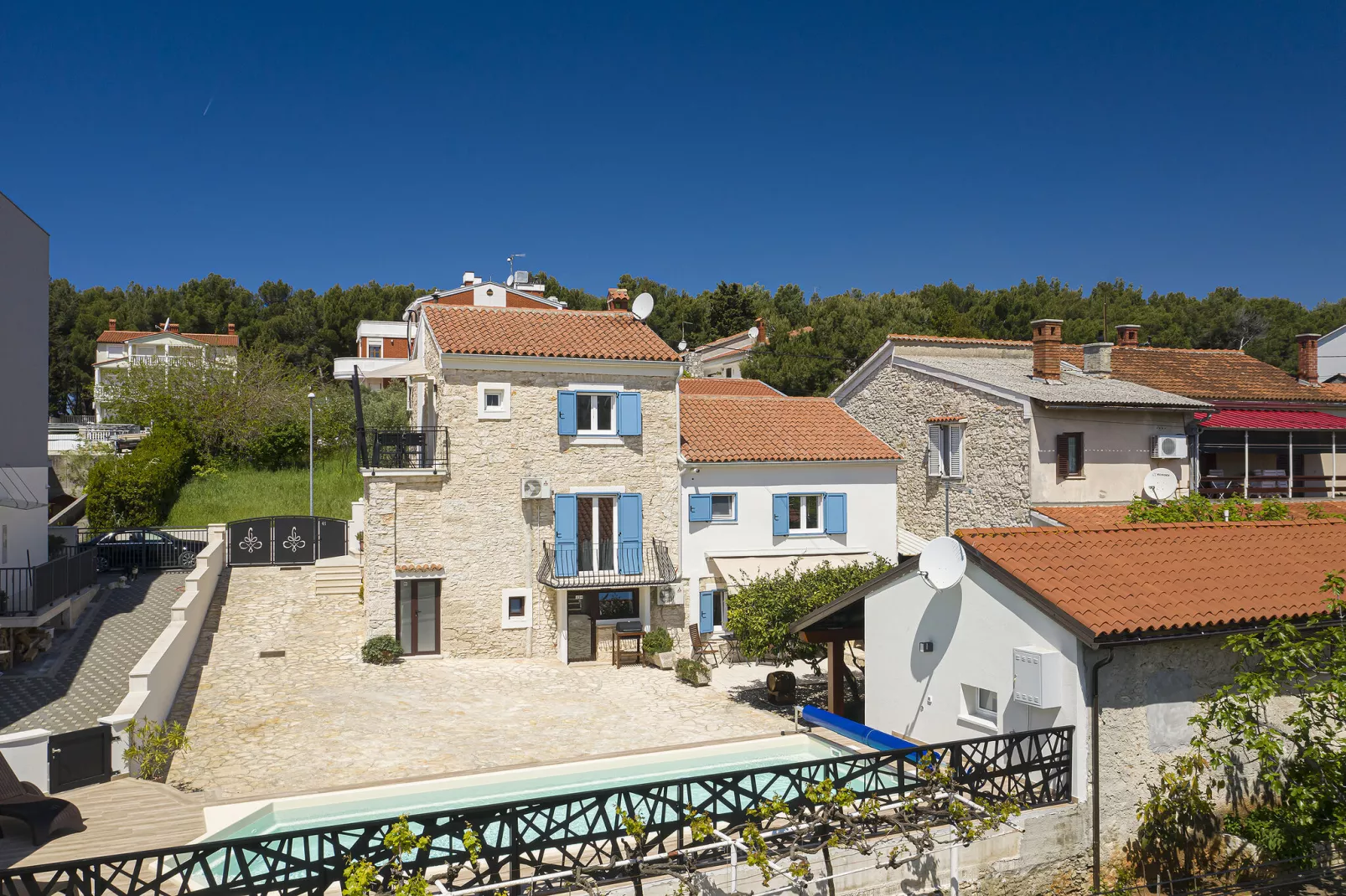 House Hodak A2-Exterior summer
