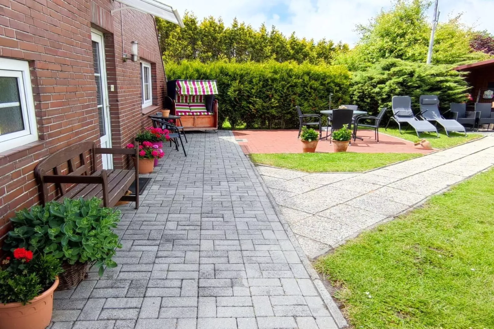 112041-Gardens in summer