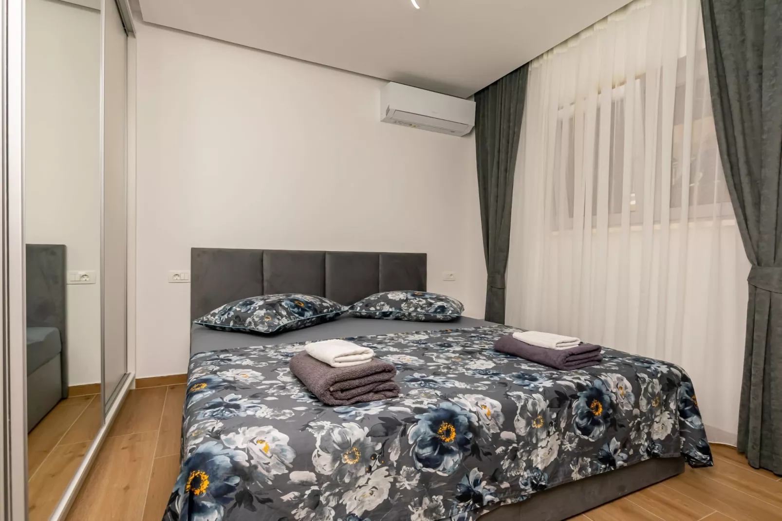 Apartments Hope (Dugi Rat) - Three-Bedroom Apartment with Jacuzzi  (Stanko) - Bedroom