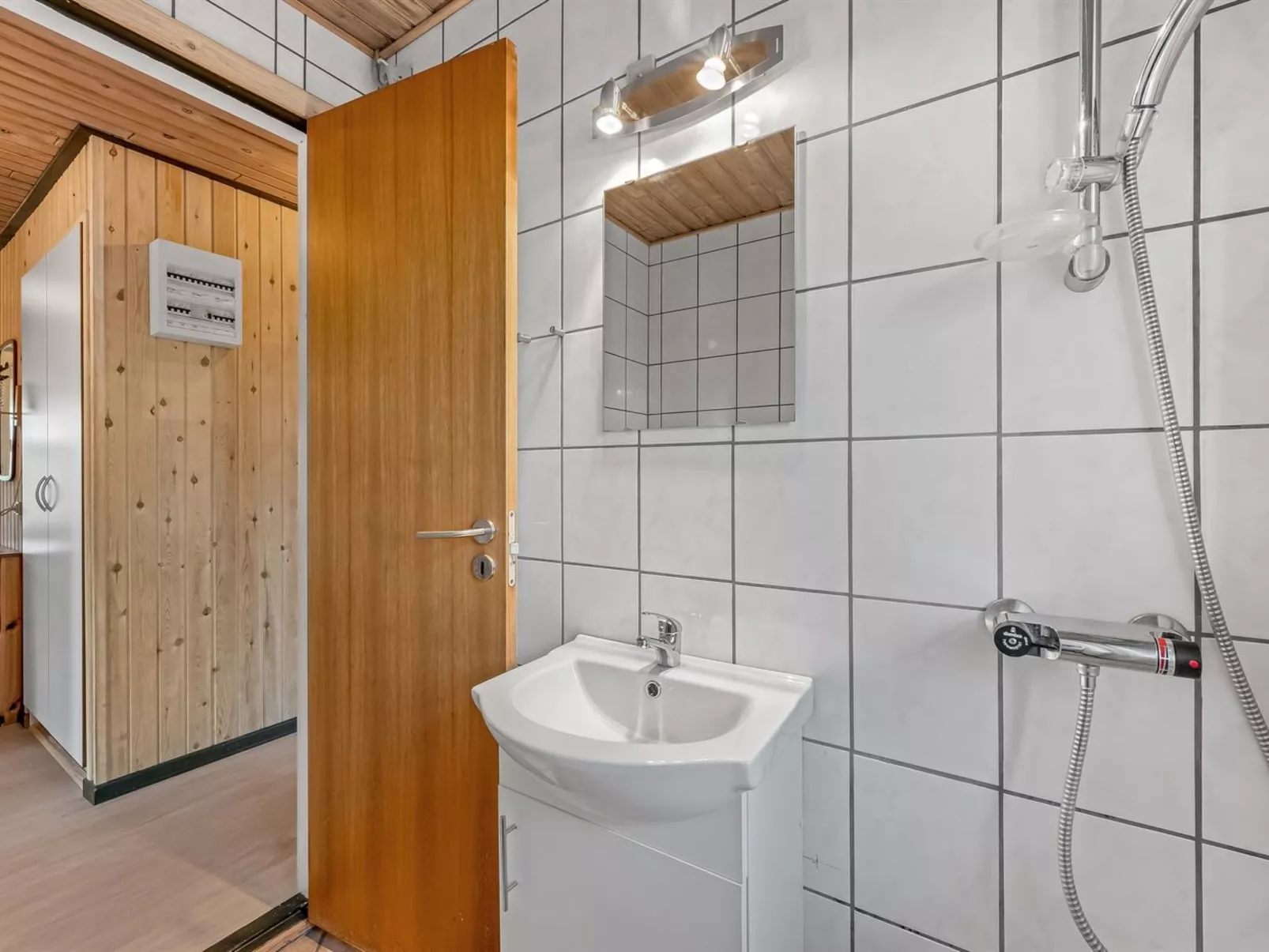 "Åsemarie" - 500m to the fjord-Drinnen