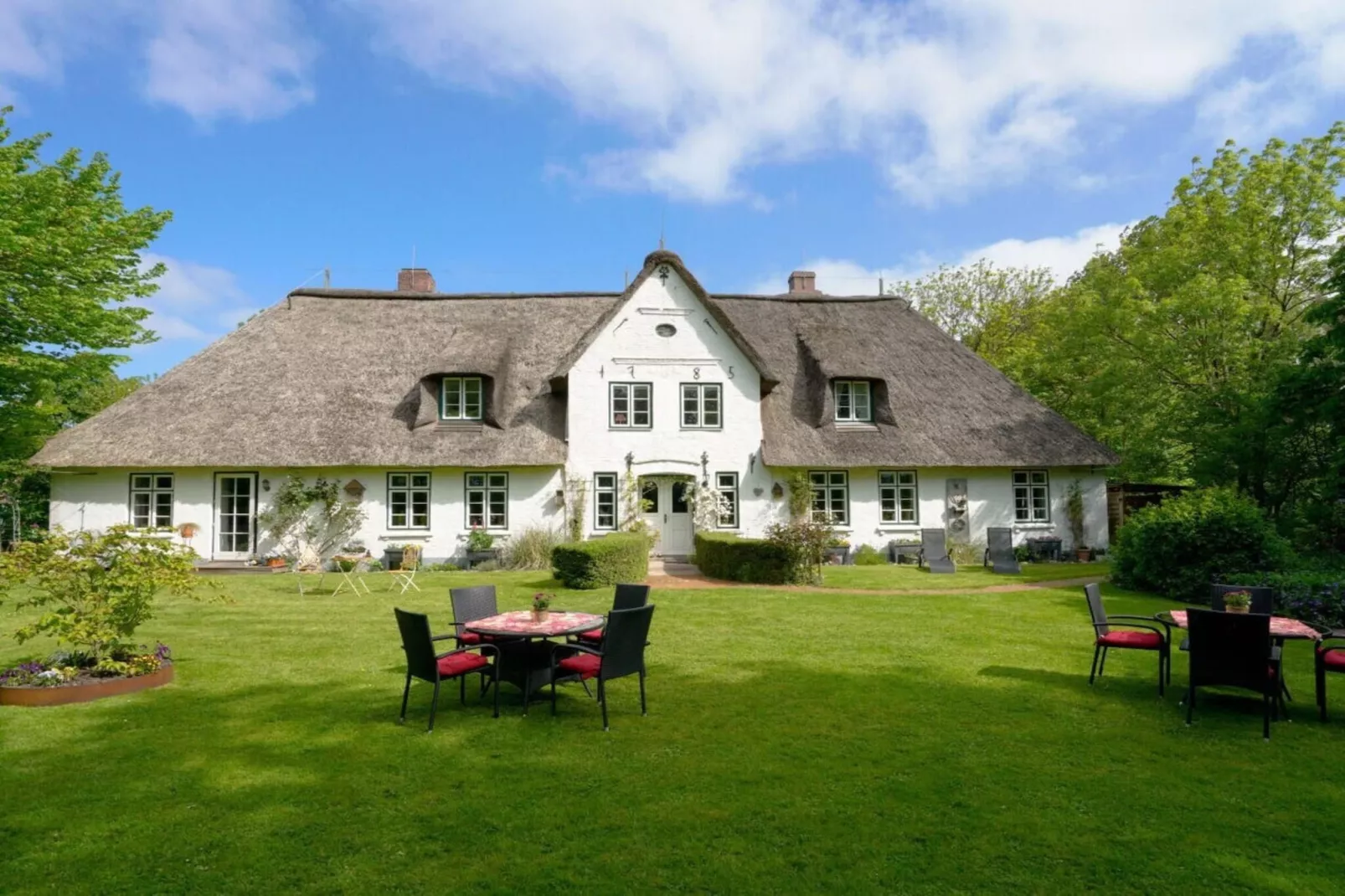 604283 - Exterior in summer