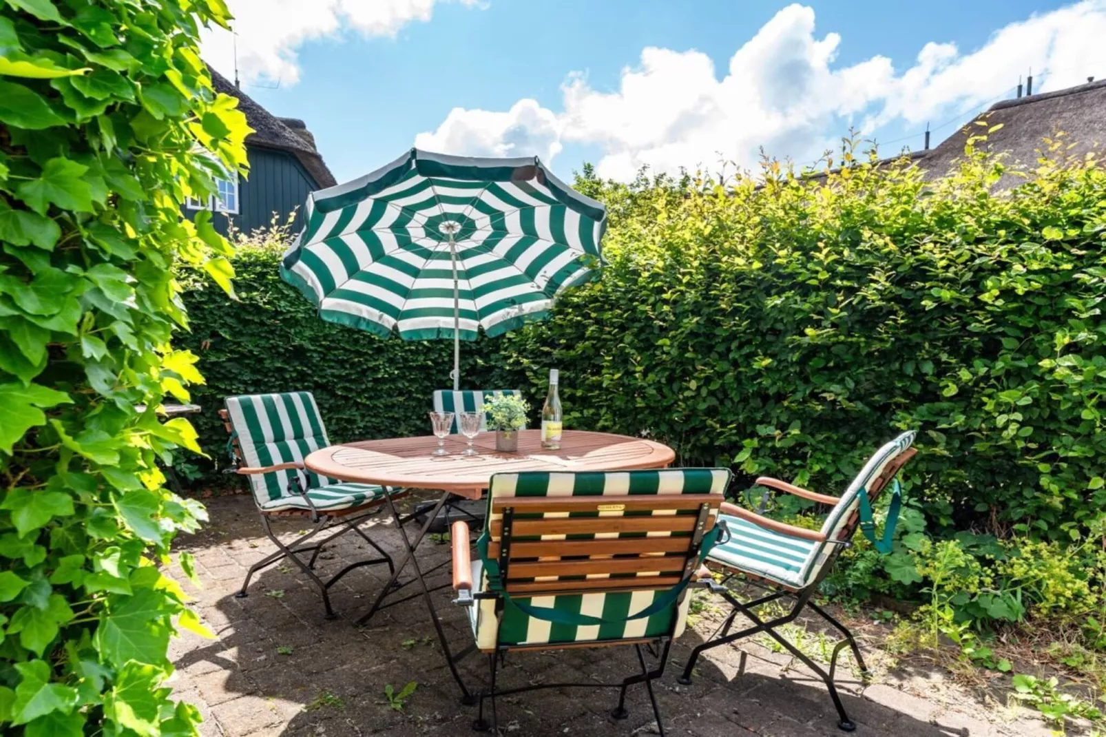 169131-Gardens in summer