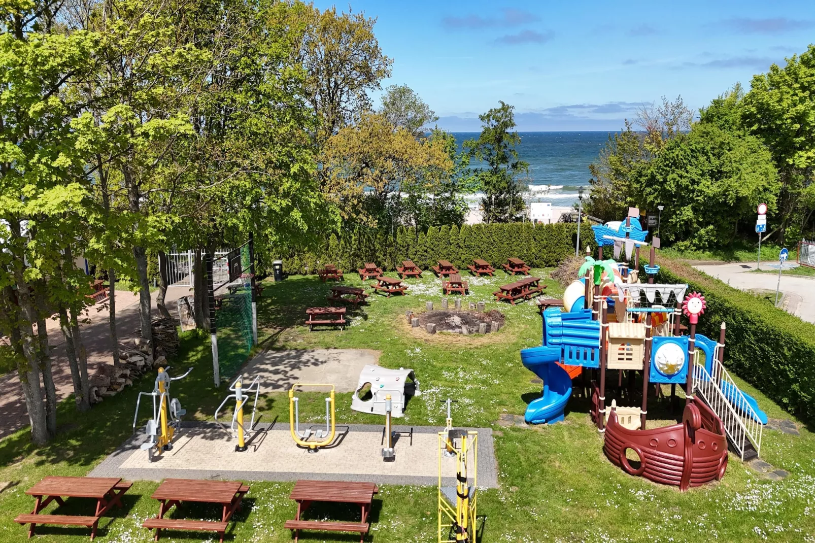 Domki 4-osobowe dla 3 osób-Gardens in summer