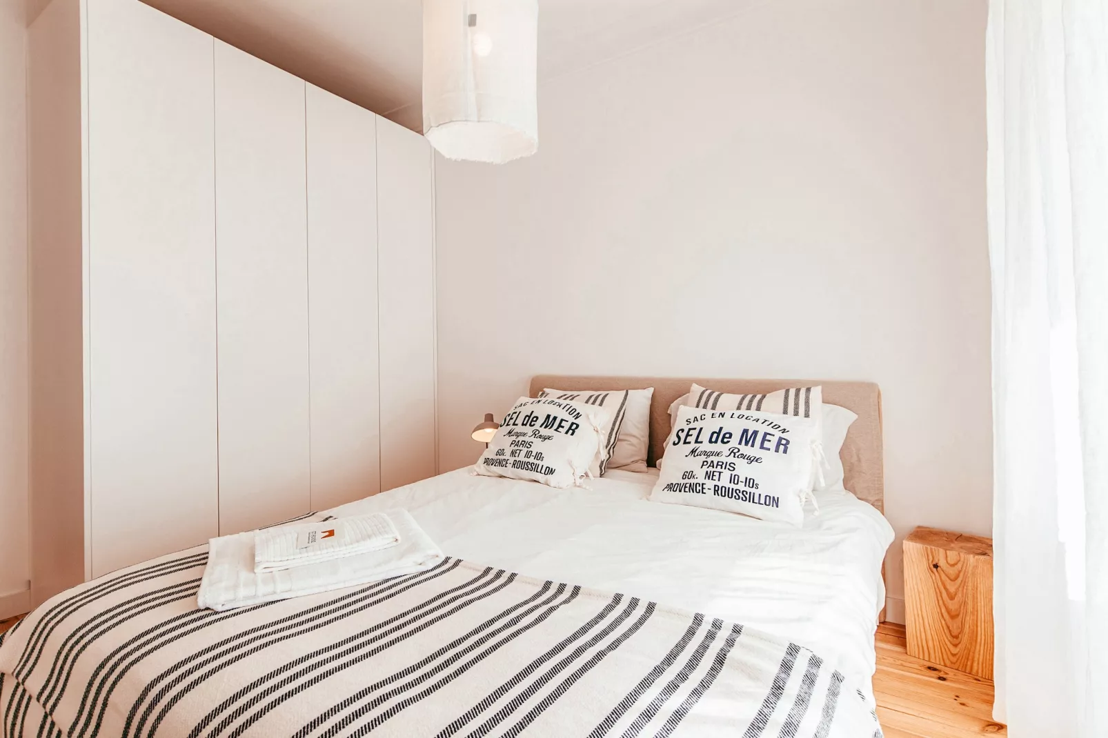 Modern & Charming Alges by GT House-Schlafzimmer