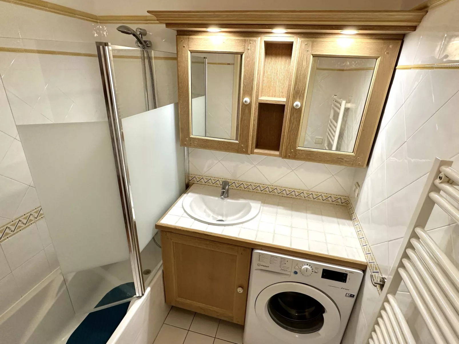 Les Pins Bleus-Drinnen