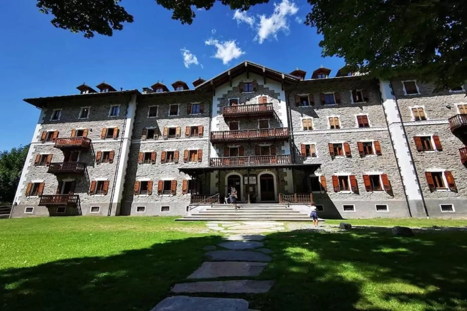 MONO 3 CERESOLE-Exterior in summer