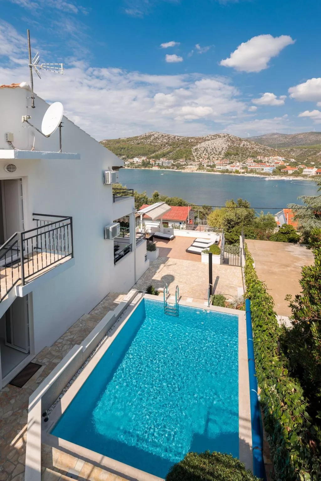 "Villa Silvio" mit Blick auf das Wasser-Dehors
