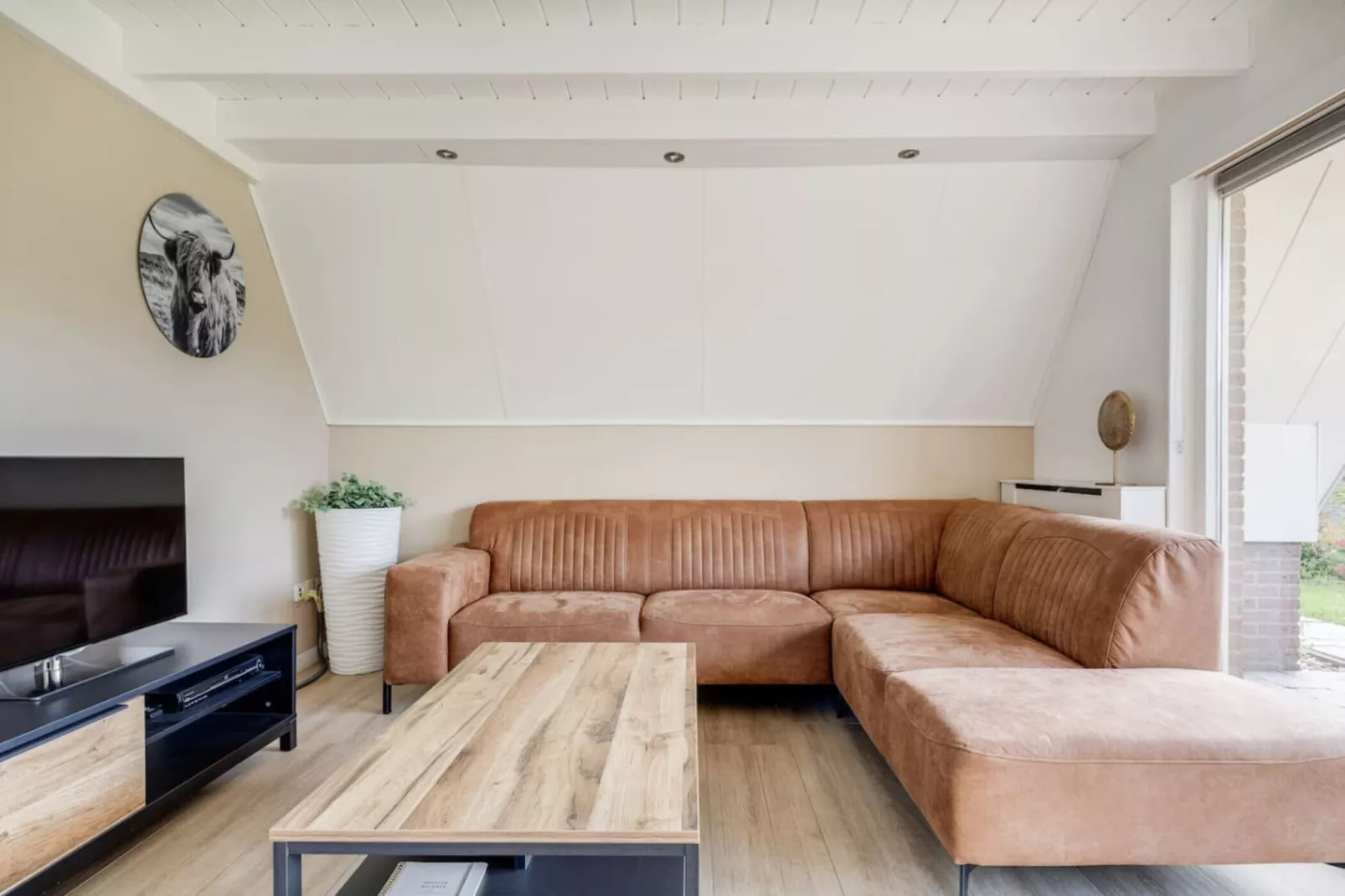 107 | Buizerd | Fijne bungalow met ruime tuin-Living room