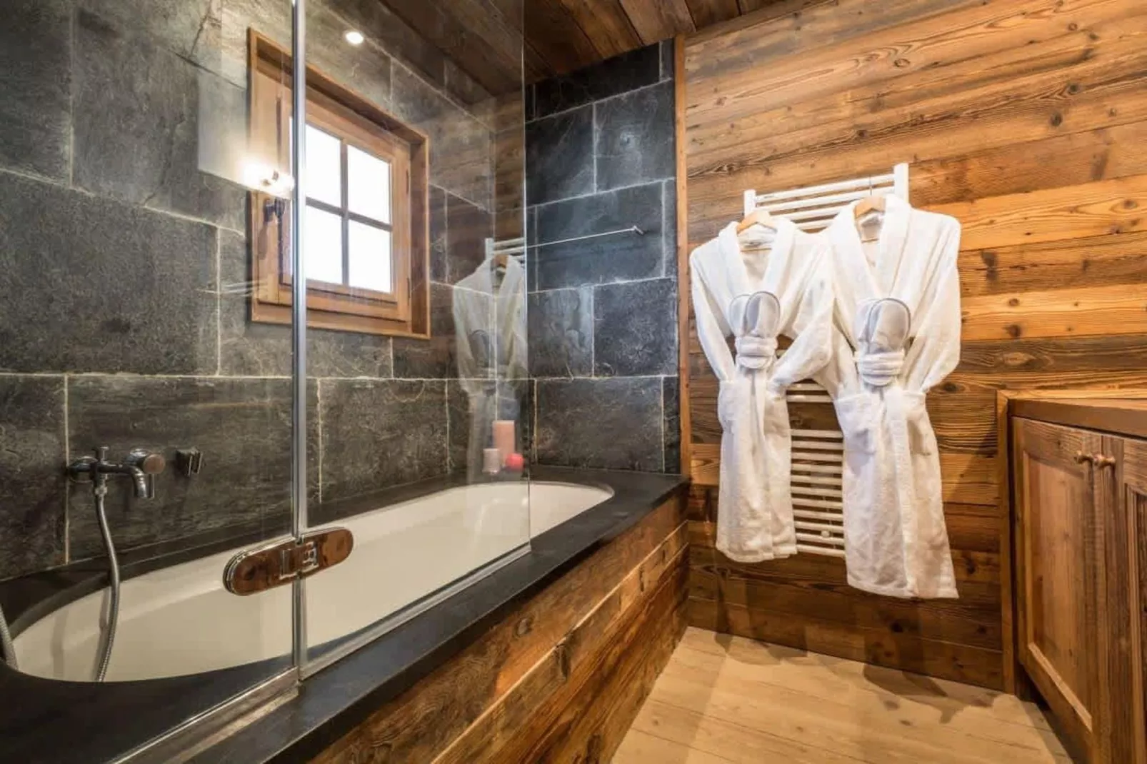 Chalet de luxe tout comfort avec jacuzzi sauna-Salle de bain