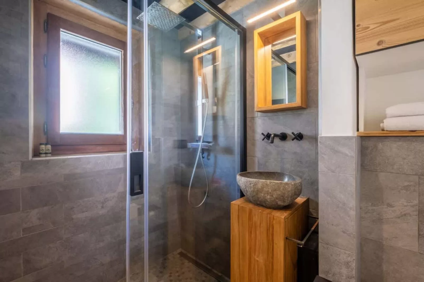 Châlet Racar pour 4 personnes centre ville et vue sur la montagne-Salle de bain