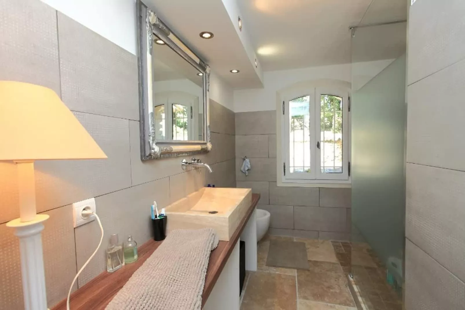 Maison authentique au coeur des garrigues Luberon-Bathroom