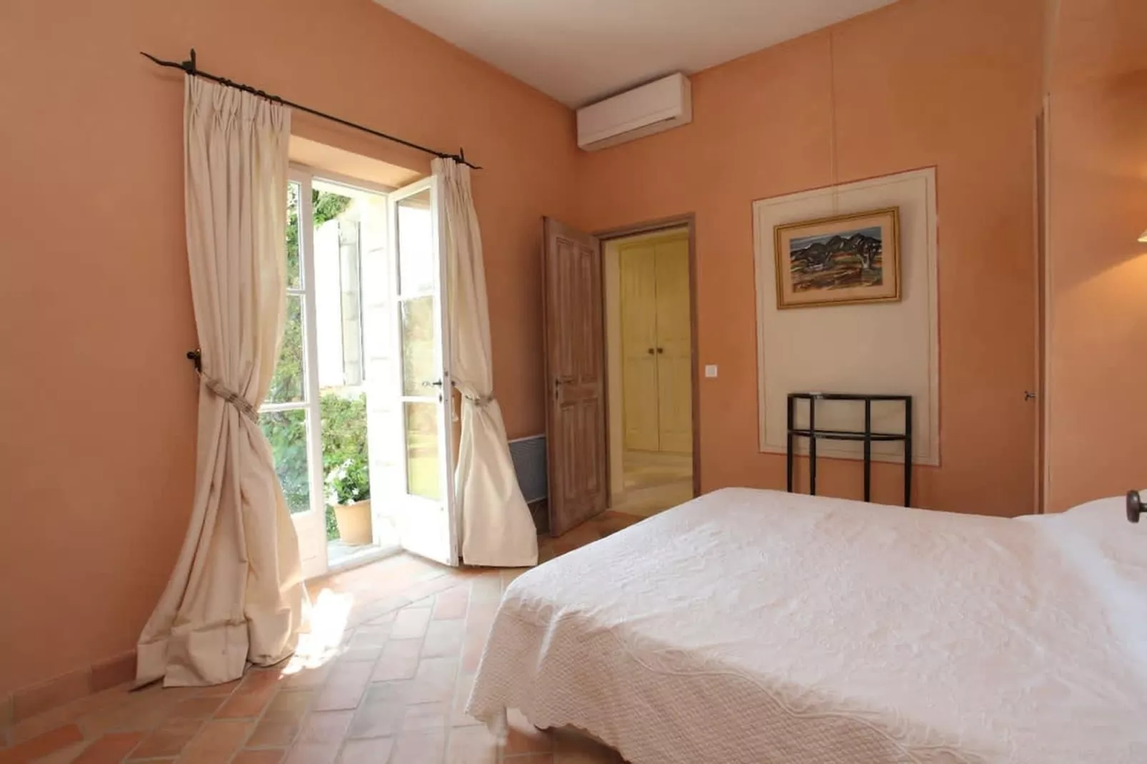 Bastide avec piscine 3 terrasses dans un écrin de verdure-Chambre