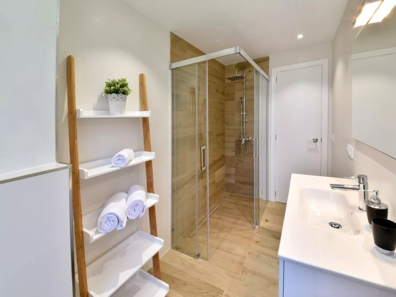 Neu renoviertes, modernes Apartment für 4 Personen, direkt an der Cala Ferrera - Drinnen