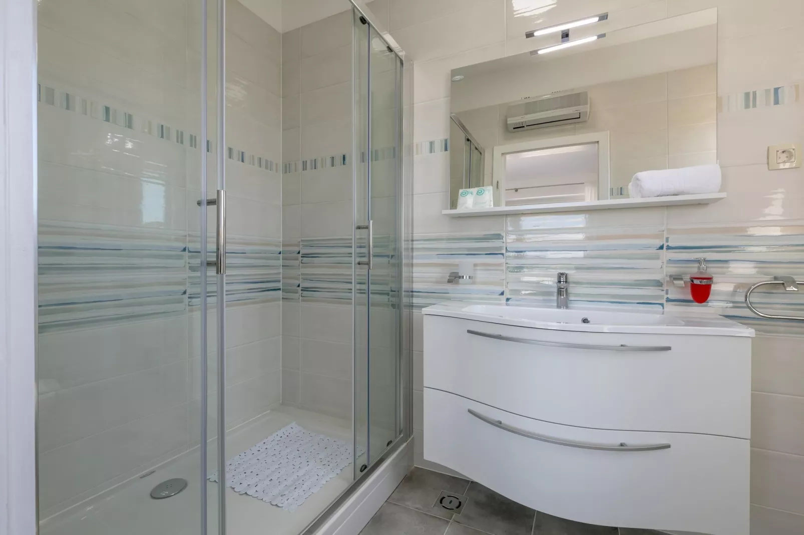 Villa Makarac-Bathroom