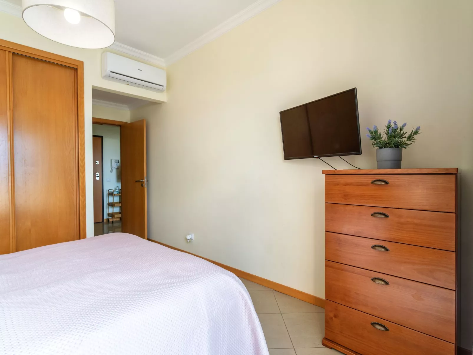 "Elena 1" mit Blick auf das Wasser - Image-tags.info