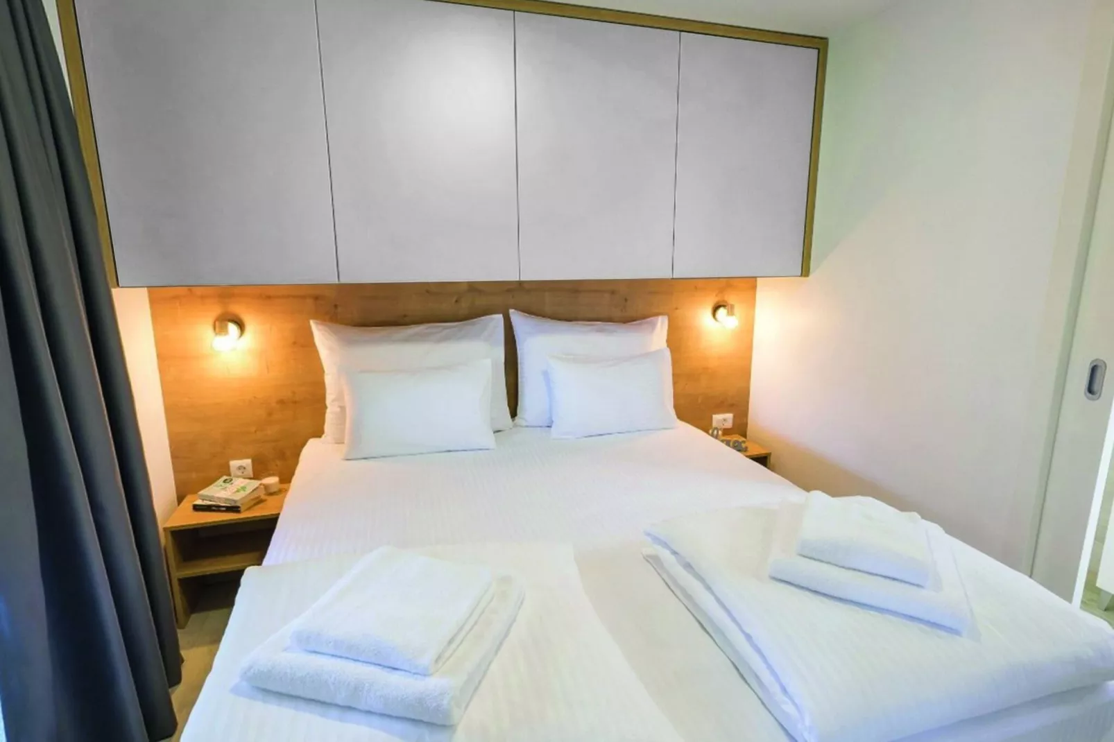 PRETTY GREEN 714-Bedroom