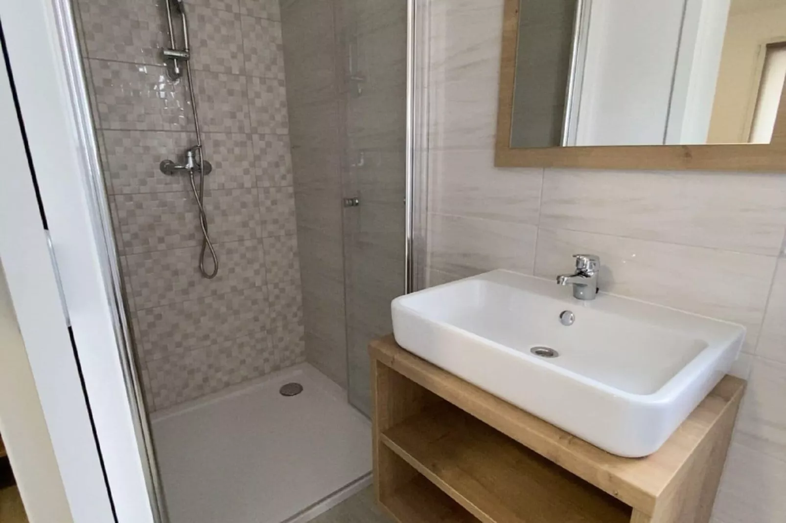 PRETTY GREEN 714-Bathroom