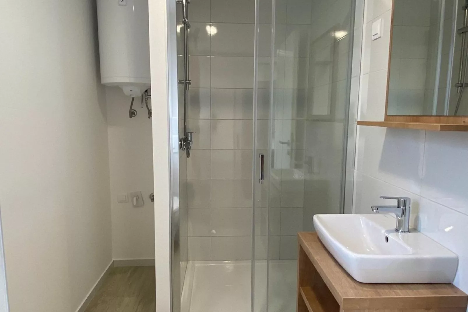 PRETTY GREEN 714-Bathroom