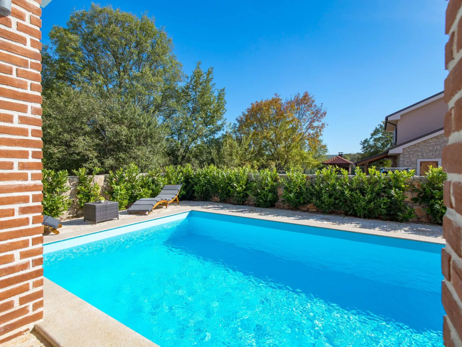 Romantische Villa mit Pool, umgeben von Natur - Image-tags.info