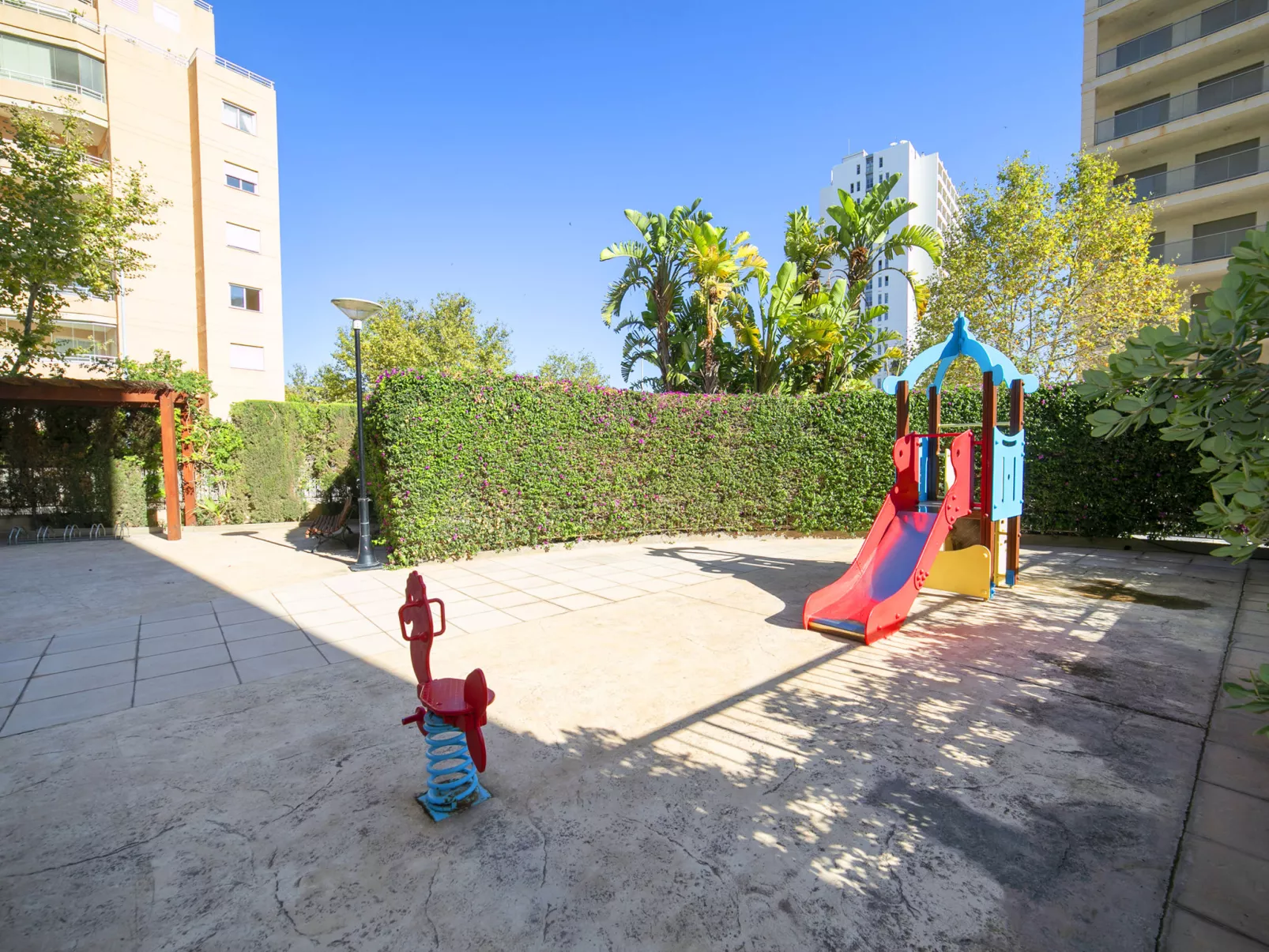 Apolo XVIII - Outside