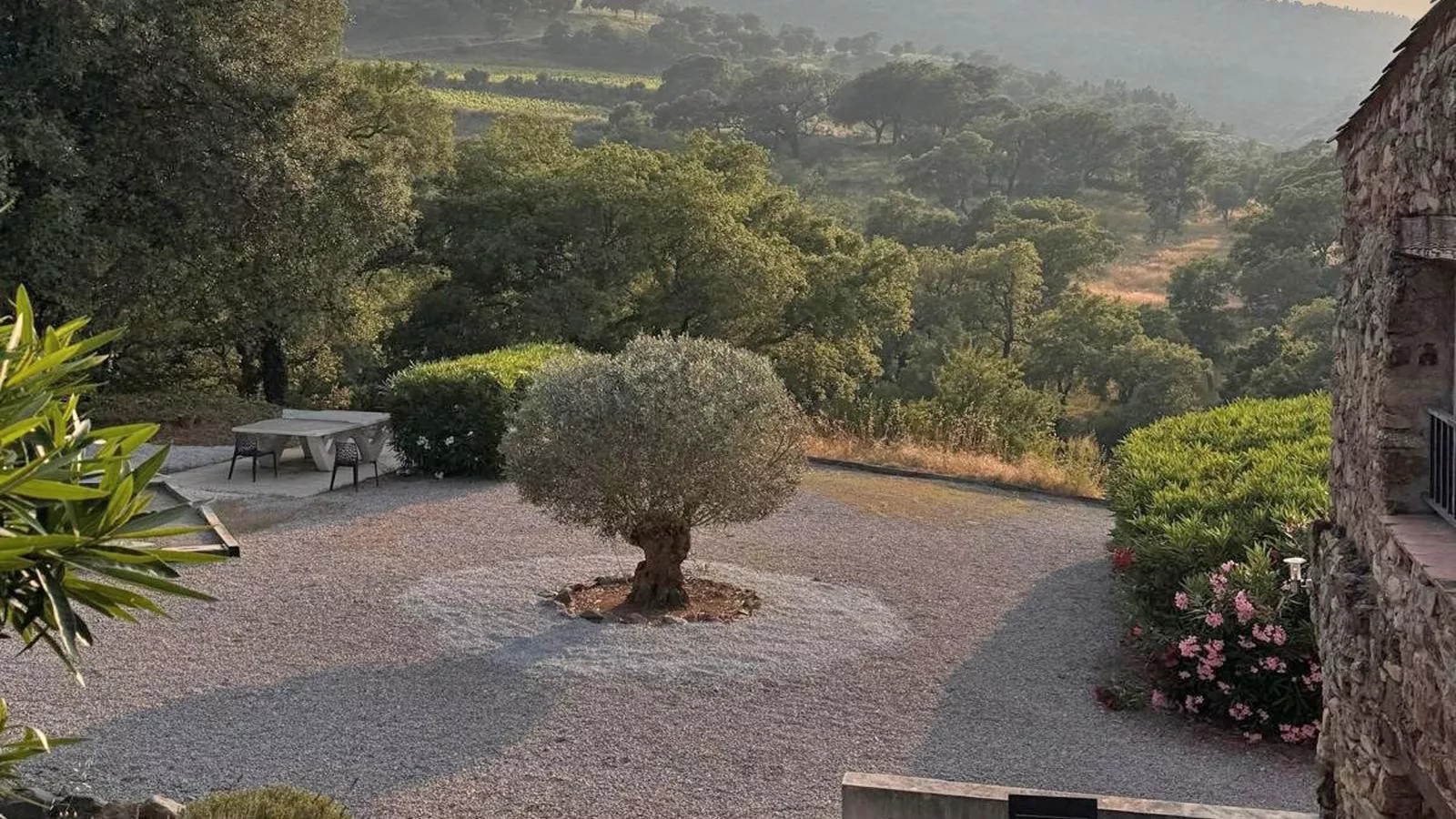 Les Roches du Sud - Garten Sommer
