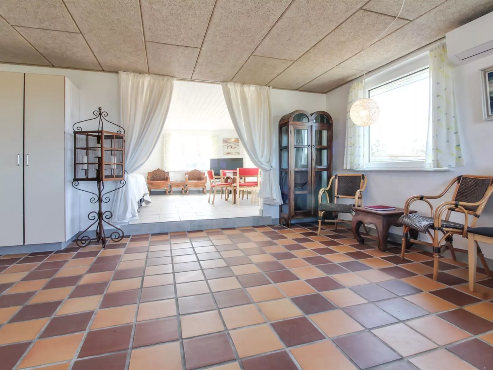 "Idolf" - 2km from the sea-Drinnen