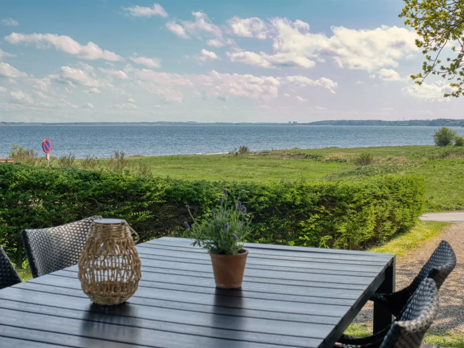 "Elissa" - 50m to the fjord-Outside