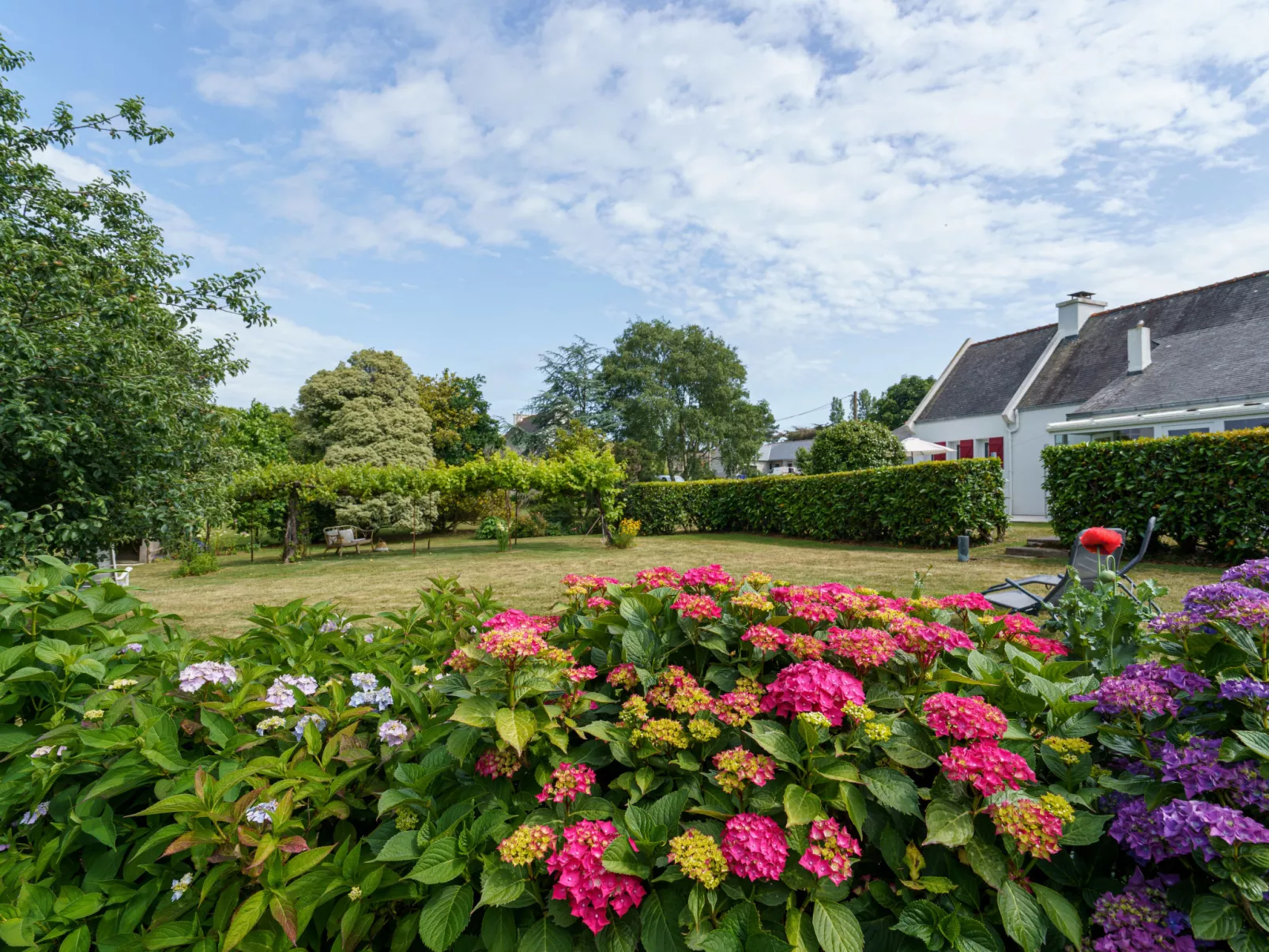 Les Volets Rouges - Draußen