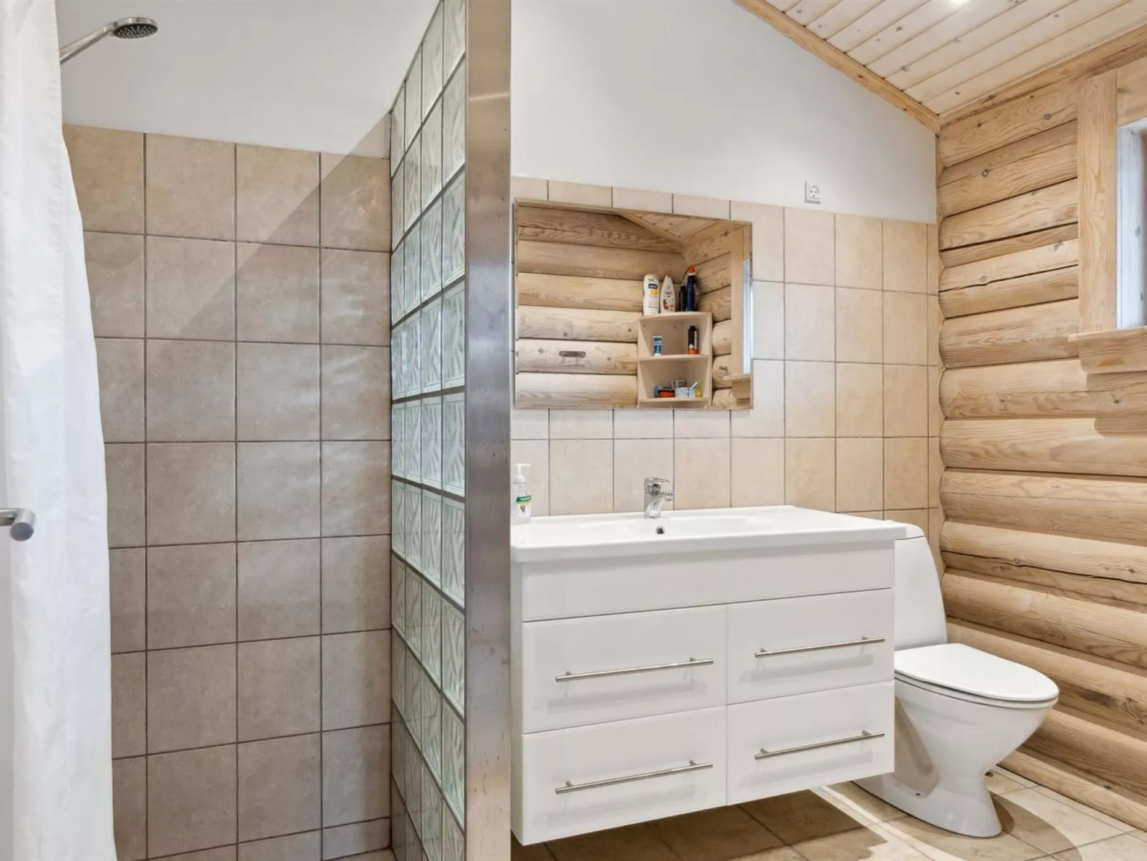 "Guthfast" - 50m from the sea - Drinnen