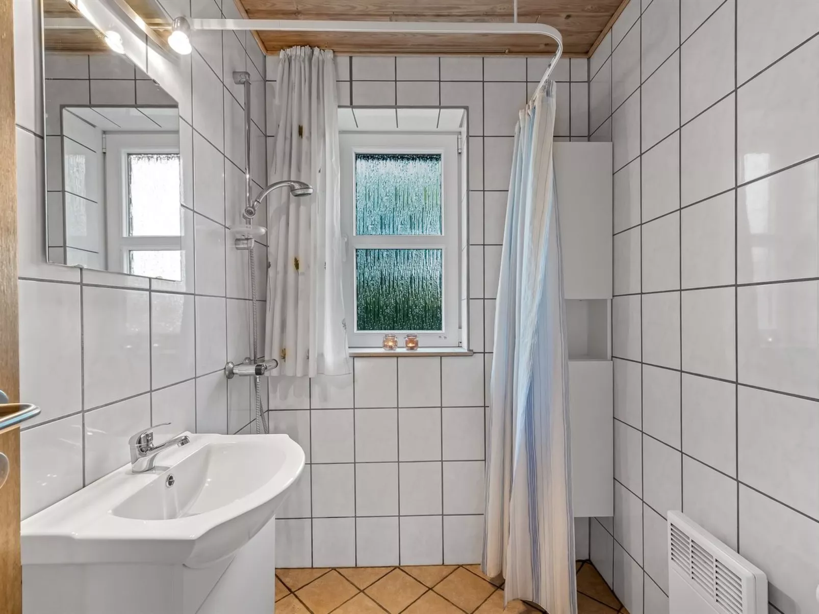 "Åsemarie" - 500m to the fjord-Drinnen