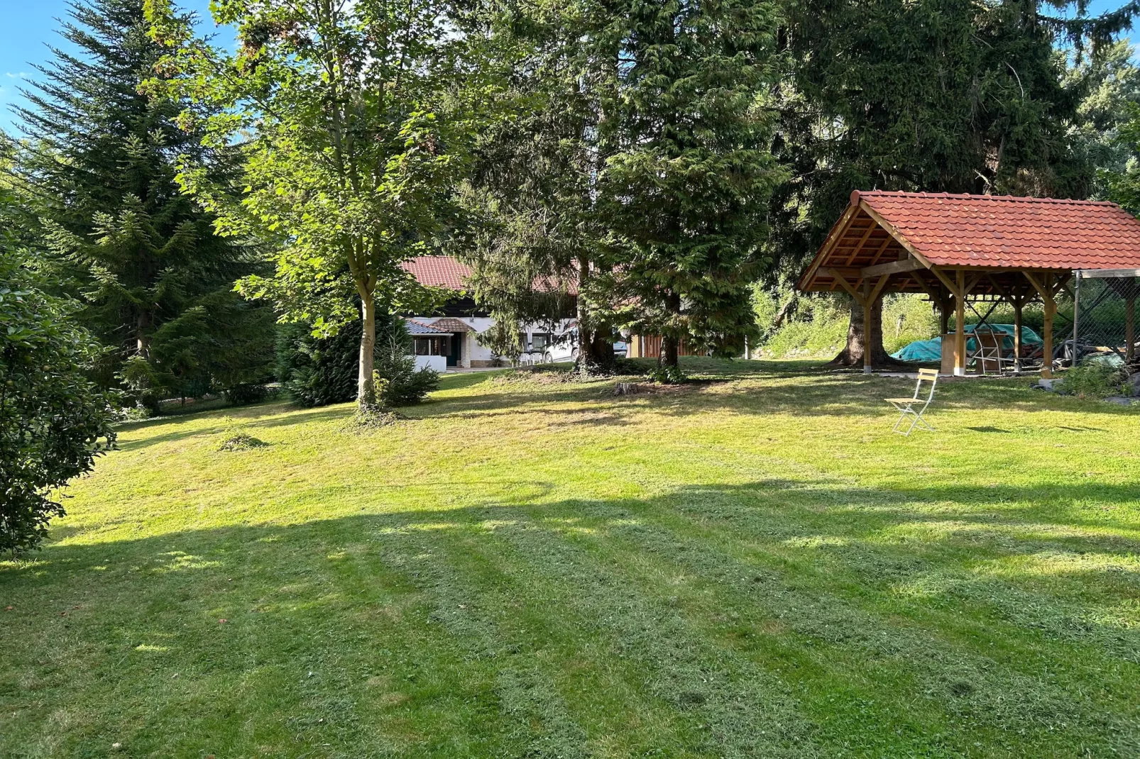 L'Ecureuil Blanc-Gardens in summer