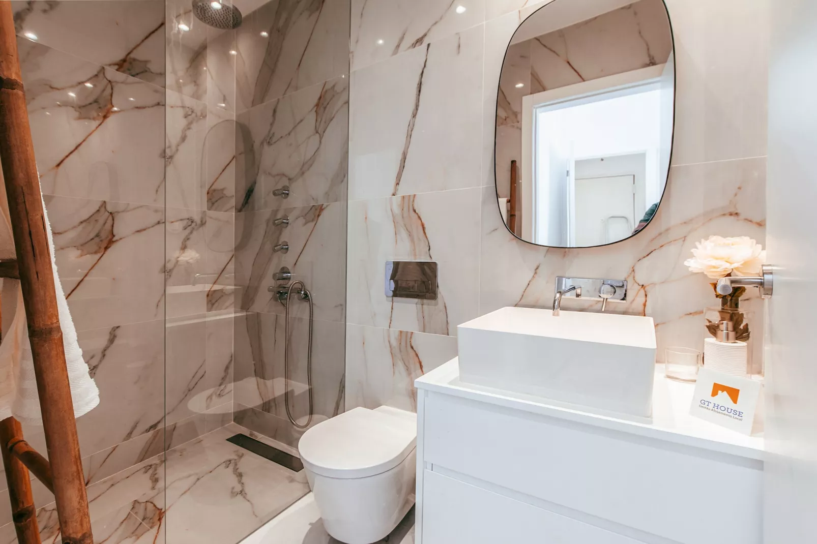 Modern & Charming Alges by GT House-Badezimmer