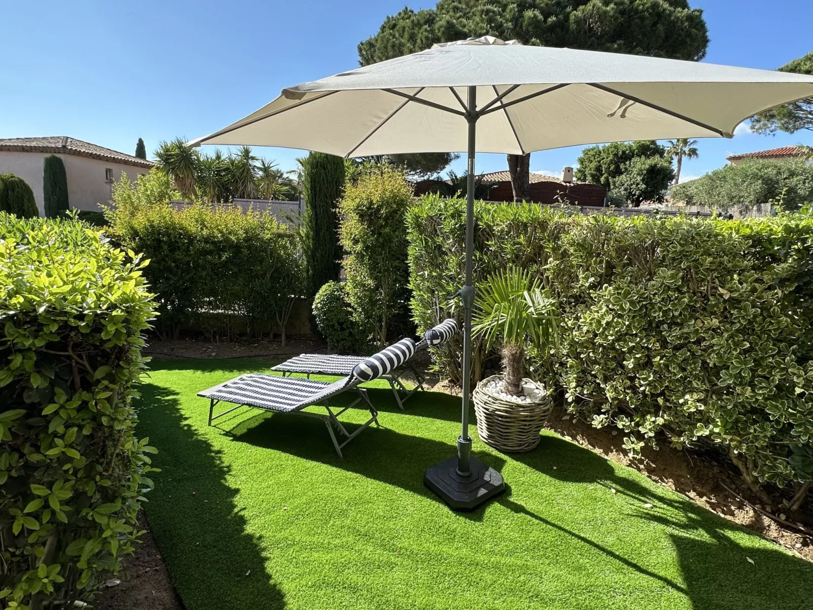 Les Pins Bleus-Draußen