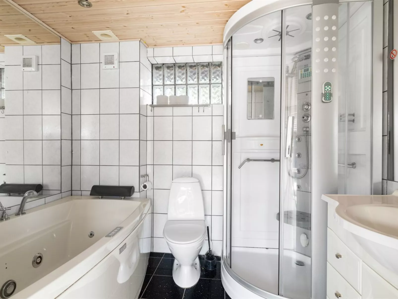 "Yngvy" - 10m from the sea-Drinnen