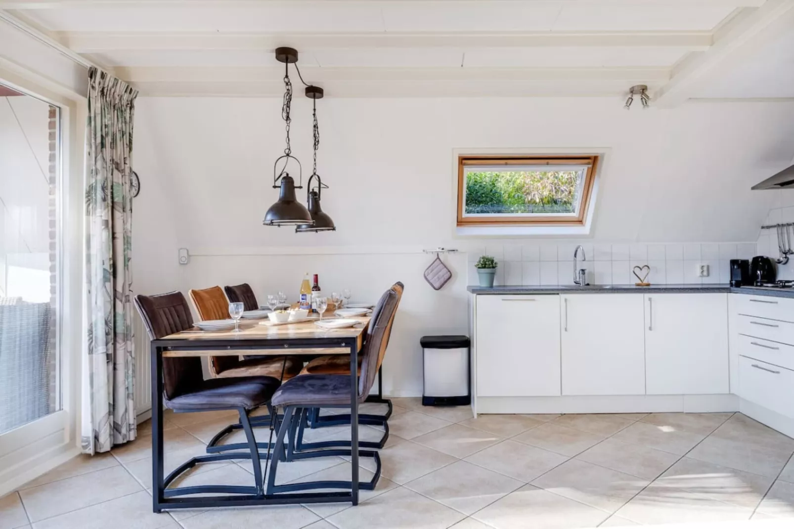 92 | Gaai | Prachtige bungalow nabij natuur-Dining room