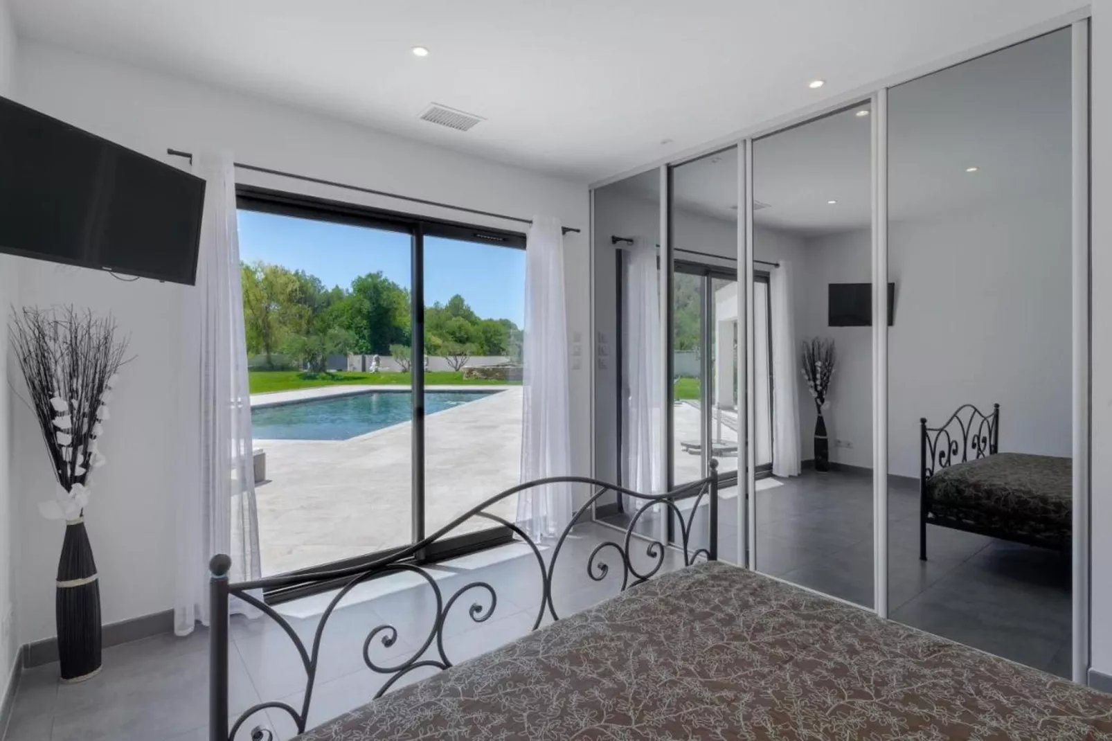 Villa avec piscine chauffée spa salle sport et cinéma-Chambre