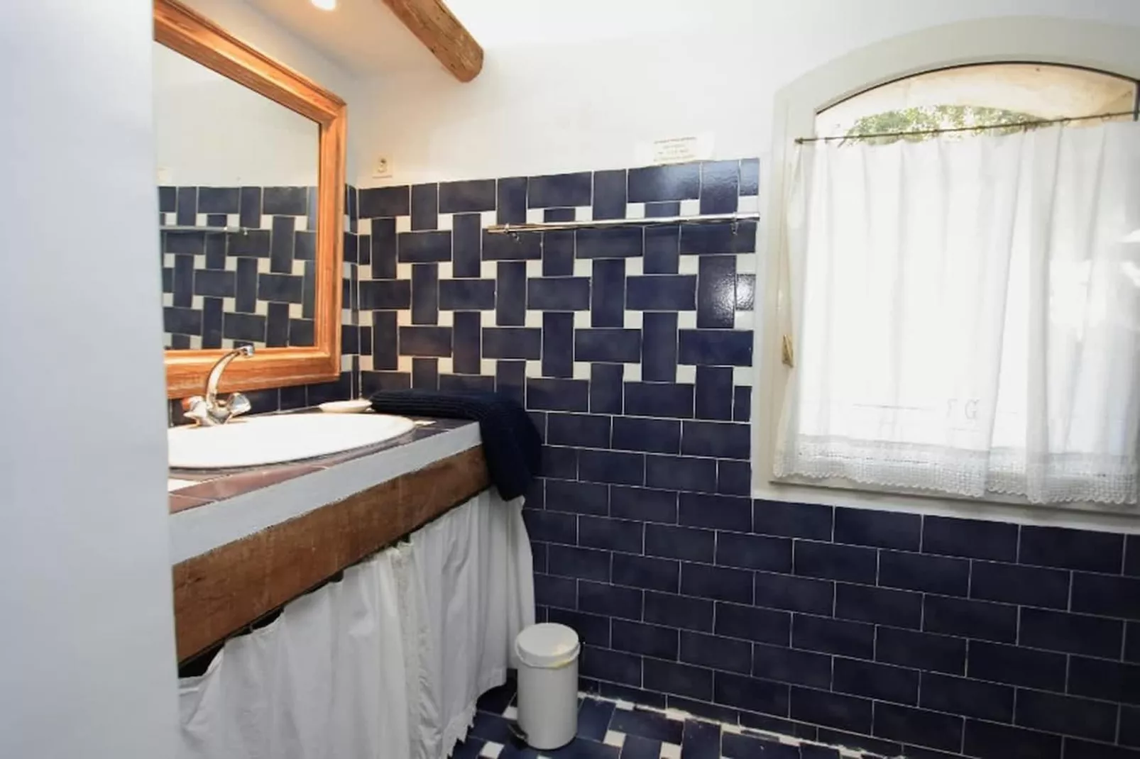 Maison authentique au coeur des garrigues Luberon-Bathroom