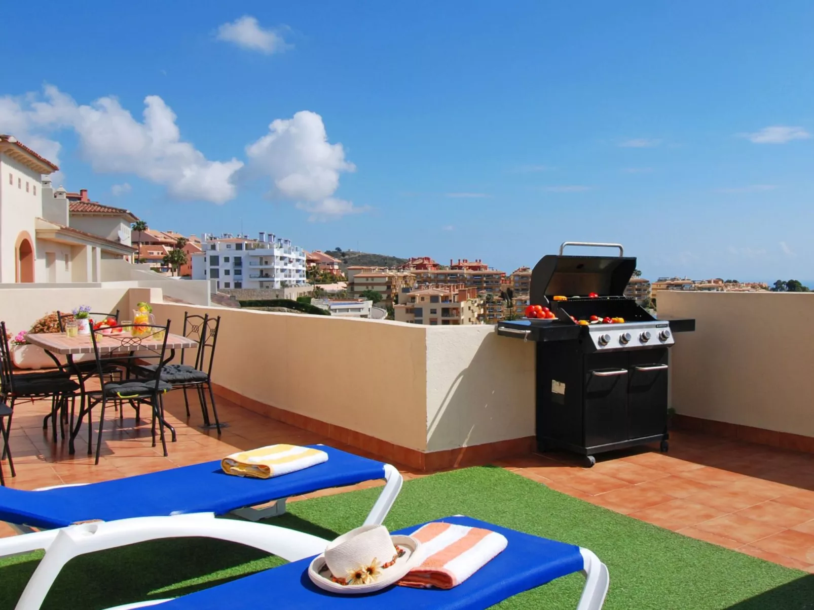 Penthouse, Jacuzzi, Meerblick, BBQ,wifi, AC - Dehors