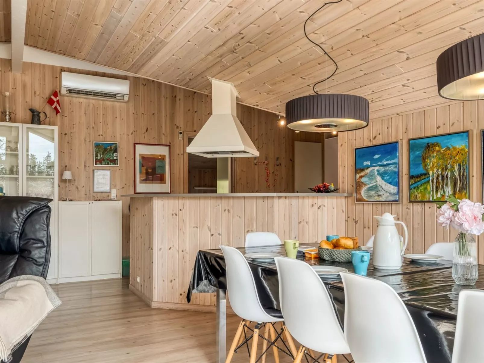 "Botwith" - 2.8km from the sea - Drinnen