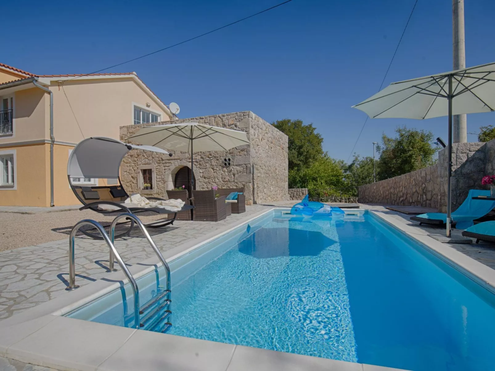 Luxuriöse Villa mit Pool, großem mediterranen Garten und Kinderspielplatz. - Image-tags.info