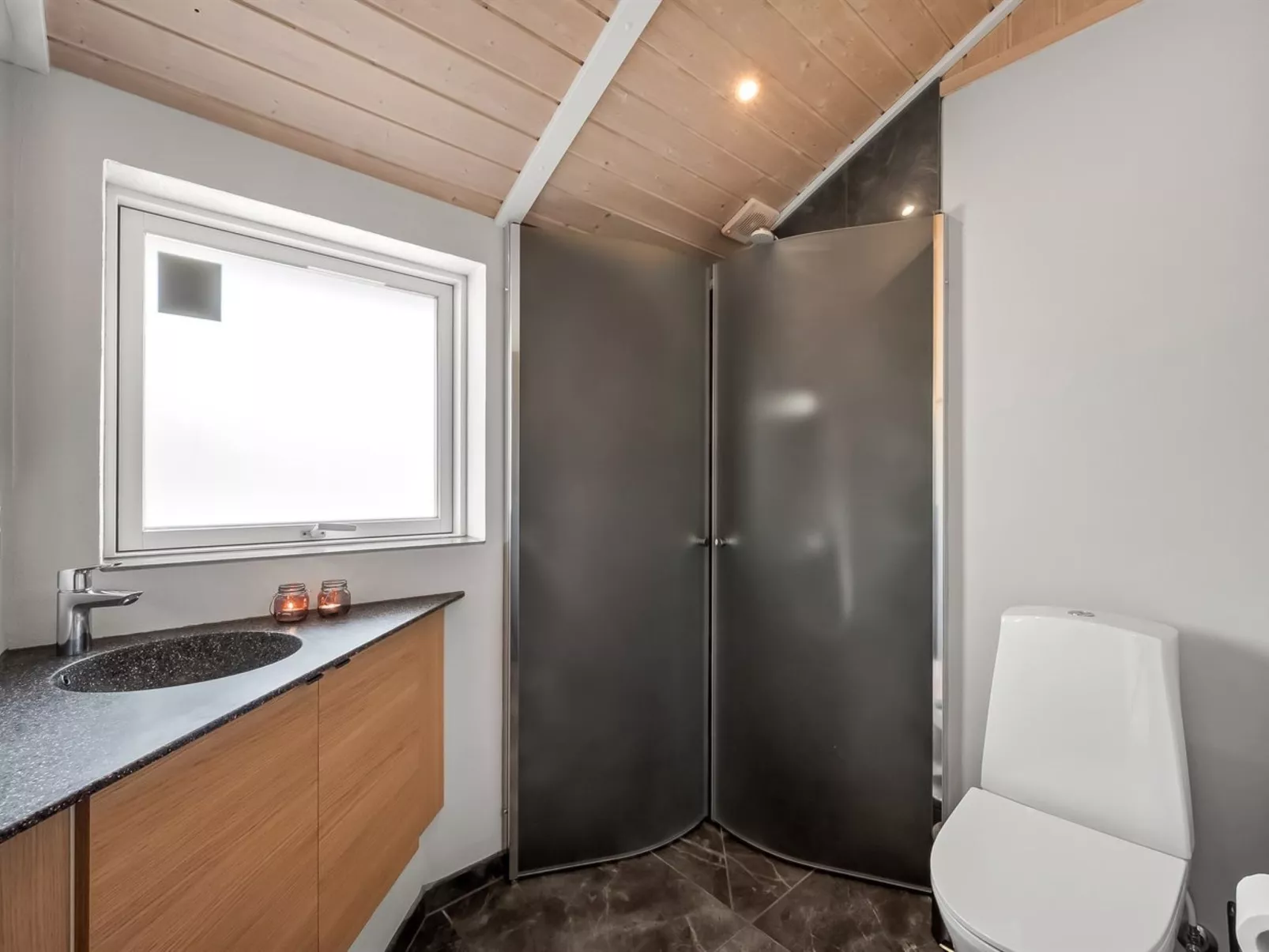 "Arine" - 700m to the fjord - Inside