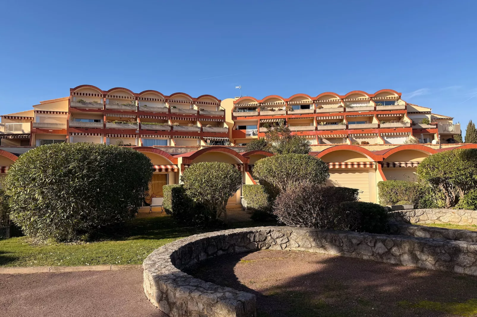 Vélusine - Außenbereich Sommer