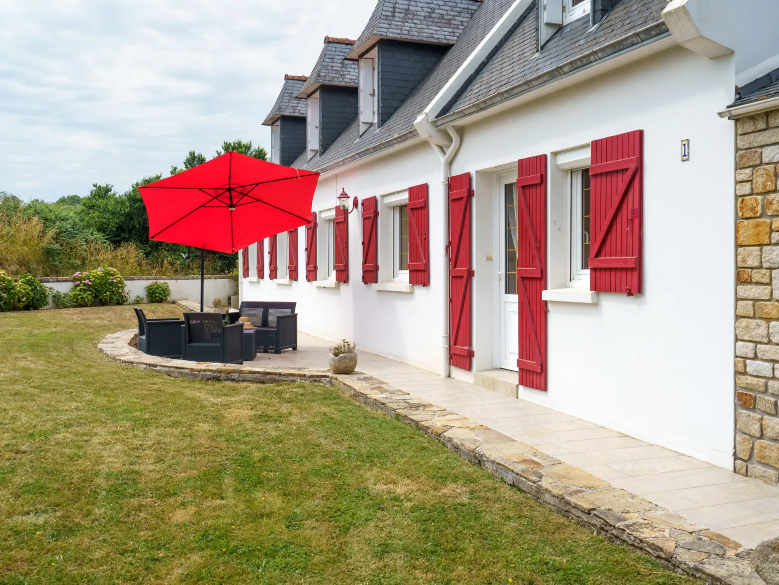 Les Volets Rouges - Draußen